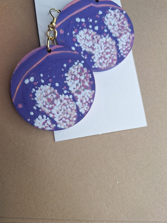 Puukorvakorut käsinmaalatut kukkateema