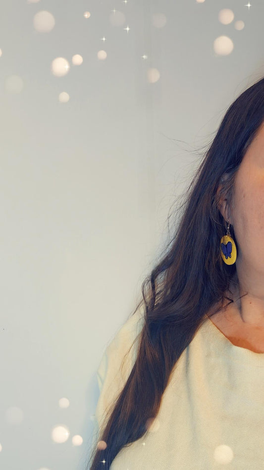 Puukorvakorut käsinmaalatut perhonen