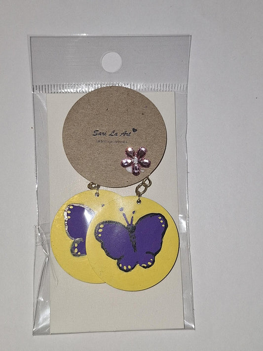 Puukorvakorut käsinmaalatut perhonen