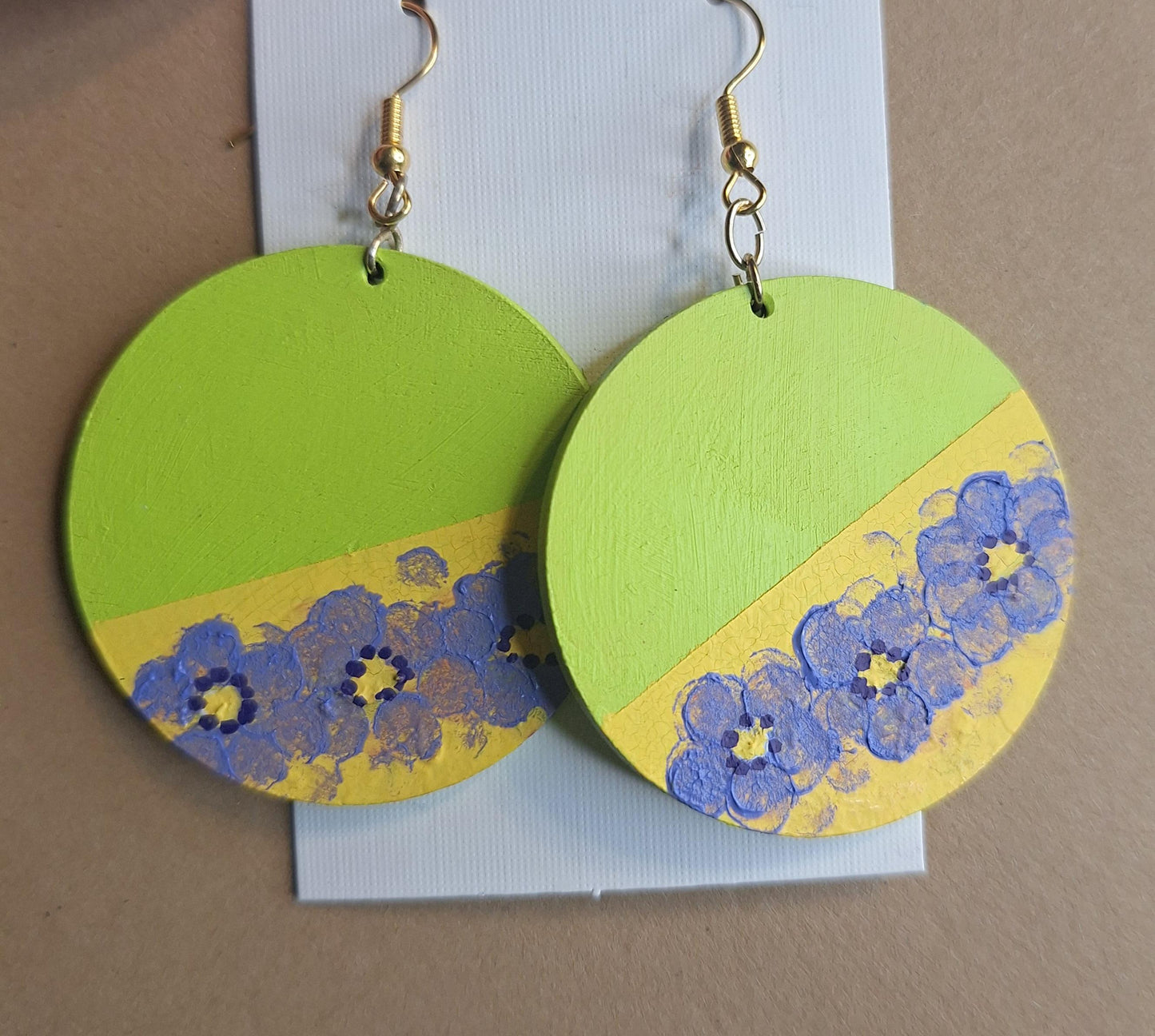 Puukorvakorut käsinmaalatut kukkateema