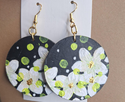 Puukorvakorut käsinmaalatut kukkateema