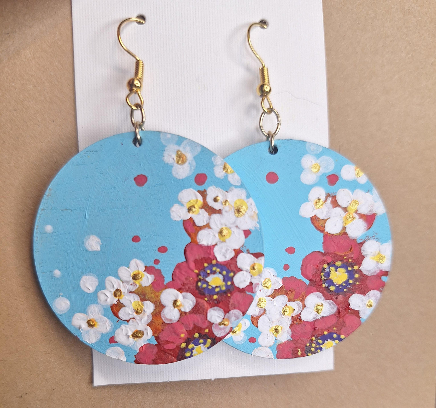Puukorvakorut käsinmaalatut kukkateema