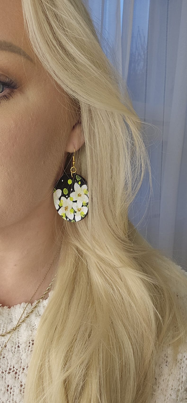 Puukorvakorut käsinmaalatut kukkateema