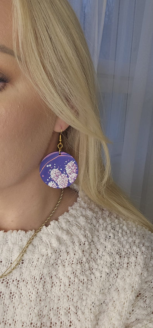 Puukorvakorut käsinmaalatut kukkateema