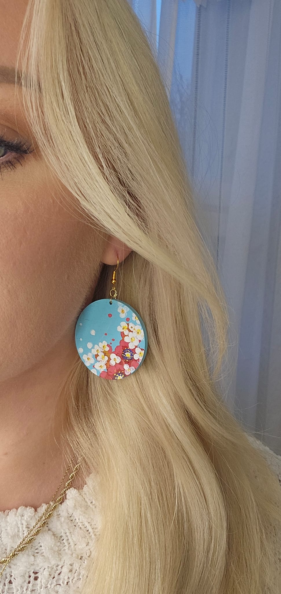 Puukorvakorut käsinmaalatut kukkateema