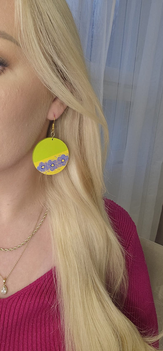 Puukorvakorut käsinmaalatut kukkateema